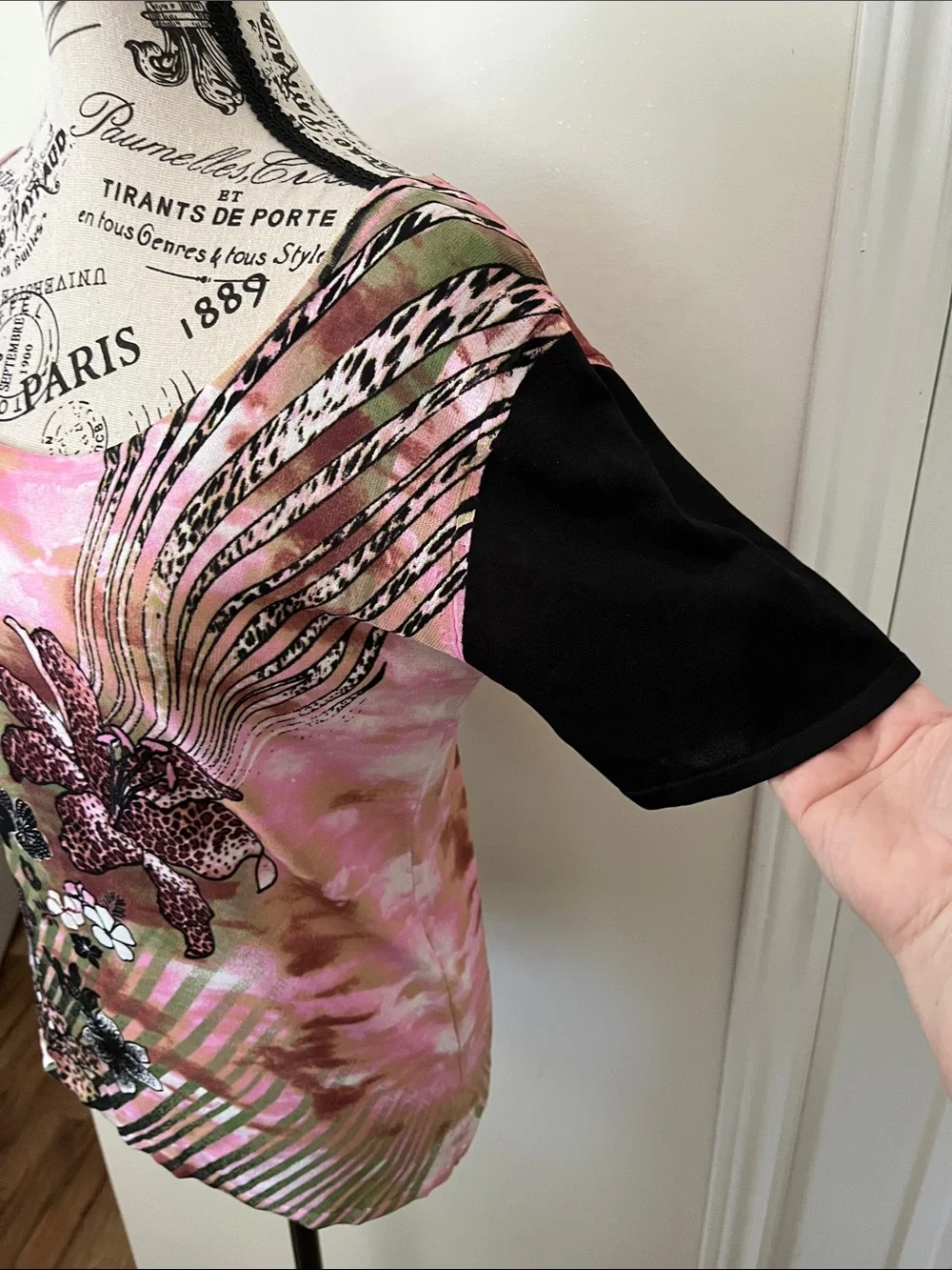 😃Floral Scoop Neck Short Sleeve Top in Pink and Black - Picture 8 of 10